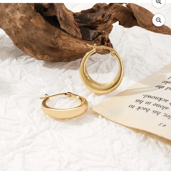 Amy and Annette 14K Gold Graduated Hoop Huggie Earring in 14K Yellow Gold Plated - Picture 7 of 8